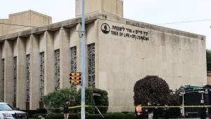 הטבח בארה"ב: ירה במתפללים, נורה ע"י שוטר - והתבצר בבית הכנסת