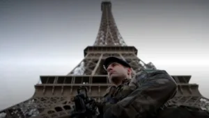 דקירה בפריז: הרוגה ו-2 פצועים אנוש, דאע"ש קיבל אחריות לאירוע