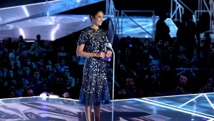 הלוקים המוגזמים בטקס ה-VMA: ומאיפה השמלה של גל גדות?