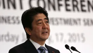 בשל מצבו הבריאותי: ראש ממשלת יפן שינזו אבה התפטר מתפקידו