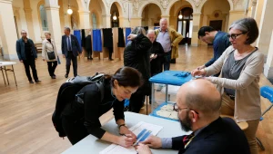 הבחירות בצרפת: אחוזי ההצבעה נמוכים מהסבב הראשון; מדגם ראשון - מקרון ינצח