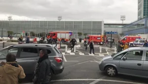 ניסה לחטוף נשק מחיילת בנמל תעופה בפריז - ונורה למוות