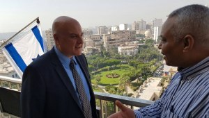 שגריר ישראל במצרים חזר לקהיר לאחר 8 חודשי היעדרות