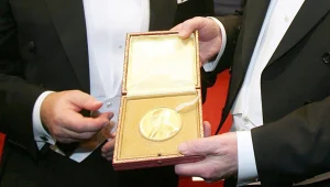 זוכי פרס נובל לכלכלה: פיטר דיאמונד ודייל מורטנסן מארה"ב וכריסטופר פיזארידס מבריטניה