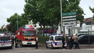 צרפת: שני חמושים פרצו לכנסייה, חטפו חמישה בני ערובה - והרגו כומר בן 84