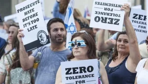 מאות במחאה נגד האנטישמיות בבריטניה: "לפעול לפני שיהיה מאוחר מדי"
