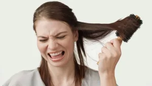 הדבר הנורא שיקרה אם לא תשטפו את מברשת השיער