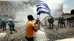 הפרלמנט היווני אישר את תוכנית הצנע; הפגנות המוניות באתונה