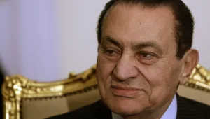 הטייס שהפך לנשיא מצרים - ונשלח לכלא: חוסני מובארכ מת בגיל 91