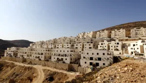 פרסום ראשון: למרות המגעים לחידוש המו"מ, ישראל תבנה בירושלים מעבר לקו הירוק