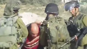 חיילים תועדו תוקפים פלסטיני שביקש מהם לחדול מירי גז מדמיע - ויובאו לתחקור