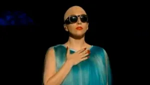 צפו: ליידי גאגא חושפת קרחת נוצצת