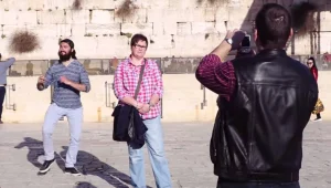 ויראלי: רוקד מאחורי אנשים בירושלים