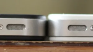 שחור מרזה: האם אייפון 4 הלבן עבה יותר?