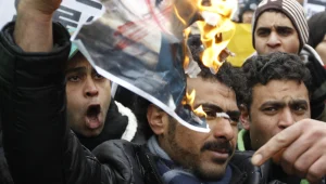 מצרים מתרוששת: כספומטים מתרוקנים; המשקיעים מושכים סכומי עתק