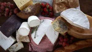 לא מתפלצנים: מדריך להגשת גבינות בשבועות
