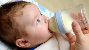 איך יודעים אם התינוק רגיש ללקטוז?