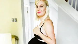 "האינסטינקטים האימהיים כבר בעטו בתוכי": כשהיא בשבוע ה-23 להיריונה עם תאומים התגלה לה על הסרטן