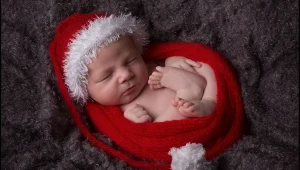 צפו: תינוקות מתוקים בבגדי סנטה קלאוס
