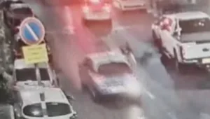 צפו: בלב תל אביב - חשוד ניסה לברוח בעוד שוטר נתלה על רכבו