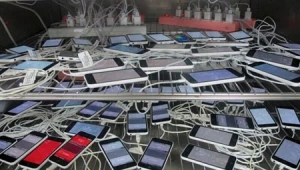 תמונה מודלפת מציגה מכשירי האייפון 5C במפעל