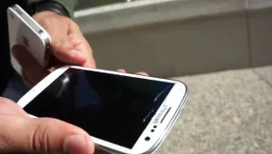 אל תנסו את זה בבית: מבחן ריסוק לגלקסי S3 מול אייפון 4S