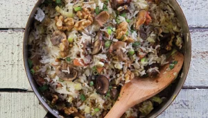 מתכון לפילאף צמחוני עם אורז, כרישה, אגוזים ופטריות