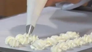 צפו: טכניקות זילוף קרמים לקישוט עוגות