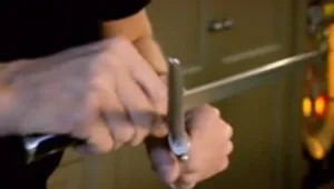 צפו: כך תשחיזו סכין בבית