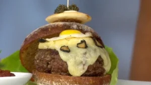 תג מחיר • מסעדה בניו-יורק מוכרת את ההמבורגר היקר ביותר בעולם