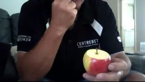 צפו: הדרך הטובה ביותר לחתוך (ולאכול) תפוח