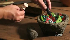 צפו: סרטון בהילון איטי להכנת גוואקמולי מחפצים