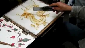 צפו: אמן סיני מכין סוכריית דרקון מקרמל