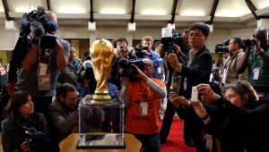 מי יעניק את גביע העולם לזוכה? בפיפ"א מקווים שנלסון מנדלה
