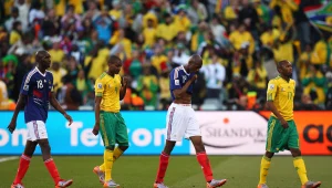 מונדיאל 2010: דרום אפריקה גברה על צרפת 1:2 אך שתיהן הודחו. אורוגוואי ומקסיקו בשמינית הגמר