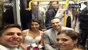 הזוג שנסע לחתונה של עצמו באוטובוס