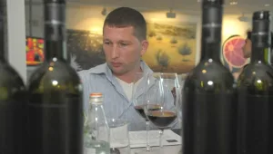 האיש שמכר יין ב-18,000 ש"ח • הסומלייה של 'מול ים' בראיון