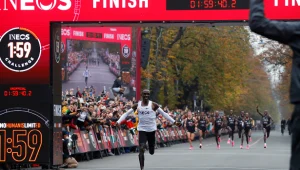 עשה היסטוריה: אליוד קיפצ'וגה רץ מרתון בפחות משעתיים