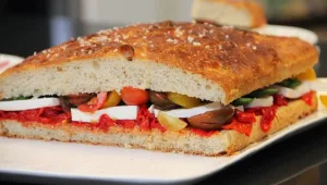 מתכון לסנדביץ' ענק עם עגבניות, גבינת פטה ובזיליקום