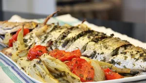 מתכון לדג שלם אפוי בתנור עם עגבניות צלויות
