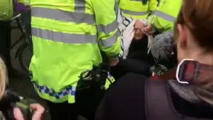 בין פעילי האקלים שעצרה המשטרה בלונדון: רב בן 77