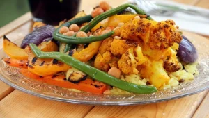 מג'דרה צמחונית עם ירקות צלויים, חומוס וצנובר
