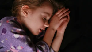 חיים בריא: מה הקשר בין שינה להשמנה בילדים?