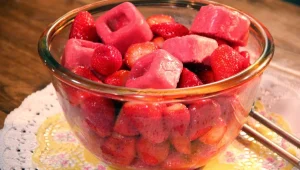 יוגורט תותים-דבש בתבניות קרח