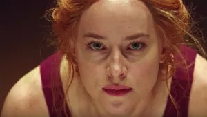 ״טראומתי, מחליא״: סרטה החדש של דקוטה ג׳ונסון לא מתקבל בברכה