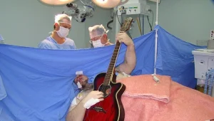 לא ייאמן: מנגן בגיטרה שיר של הביטלס בעודו עובר ניתוח מוח. צפו