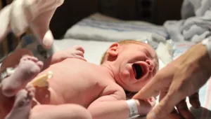 חייך למצלמה, נולדת: הטרנד המוזר החדש בחדרי הלידה