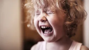 ילד עושה בושות: איך מתמודדים עם התנהגות מביכה של הילדים?