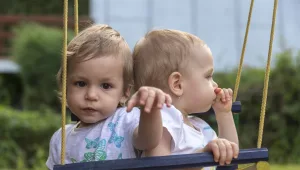 "זה פשוט קסם": הורים לתאומים חושפים את המורכבות - והכיף
