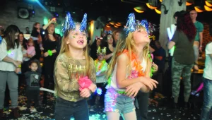 רק רוצים לרקוד: הטרנד החם של מסיבות ריקודים להורים וילדים, עם מוזיקה של מבוגרים